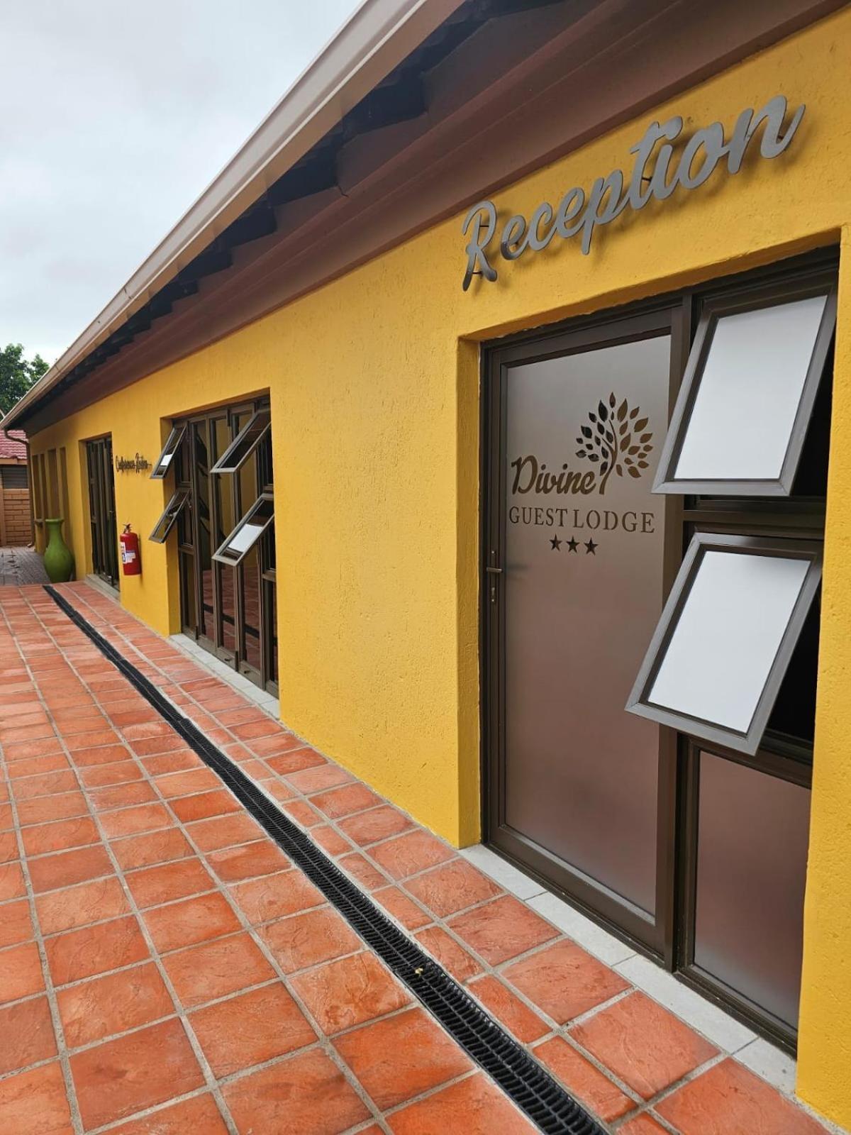 Divine Guest Lodge รัสเทนเบิร์ก ภายนอก รูปภาพ