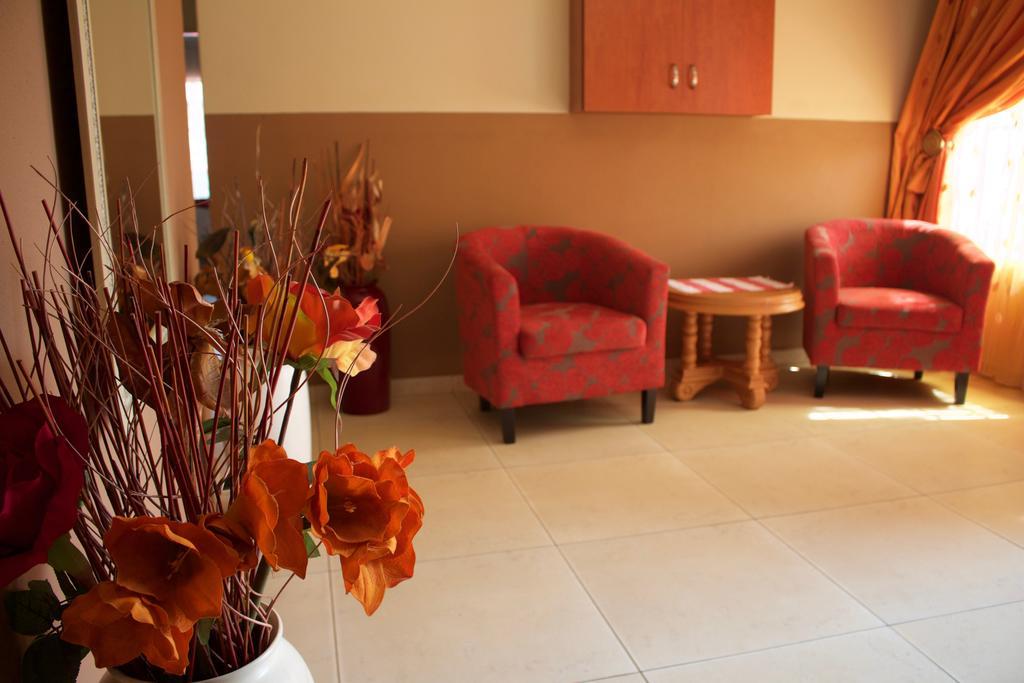 Divine Guest Lodge รัสเทนเบิร์ก ภายนอก รูปภาพ