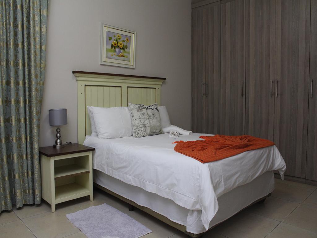 Divine Guest Lodge รัสเทนเบิร์ก ภายนอก รูปภาพ
