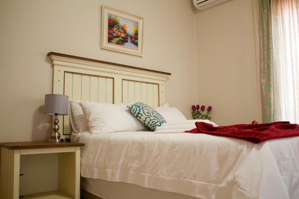 Divine Guest Lodge รัสเทนเบิร์ก ภายนอก รูปภาพ