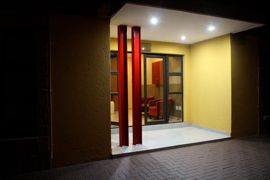 Divine Guest Lodge รัสเทนเบิร์ก ภายนอก รูปภาพ